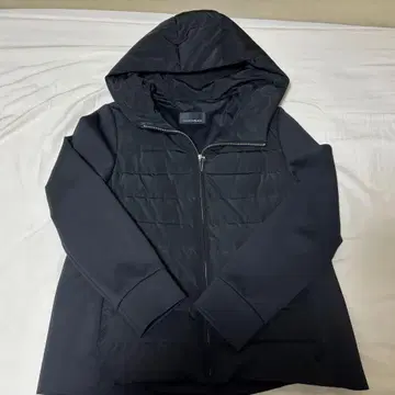 다크 그레이 후드 부착 다운 자켓