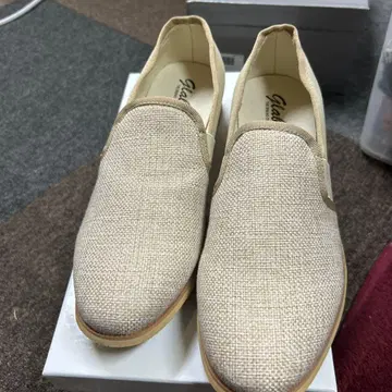 Glabella의 베이지 헤링본 무늬 스모킹 로퍼