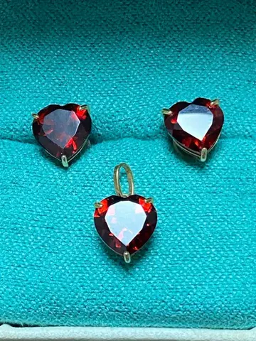 하트 모양 빨간색 스톤 스터드 귀걸이와 펜던트 3개 세트