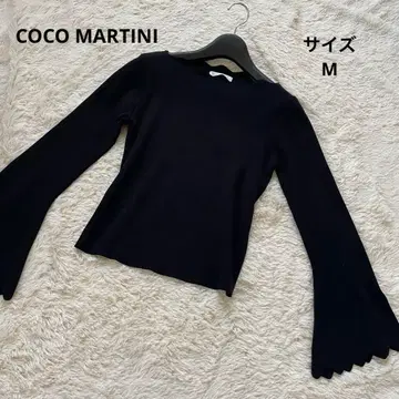 COCO MARTINI 블랙 스캘럽 넥 플레어 슬리브 니트