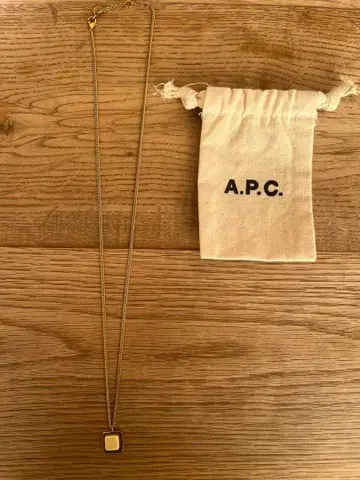 A.P.C. 골드 스퀘어 펜던트 목걸이