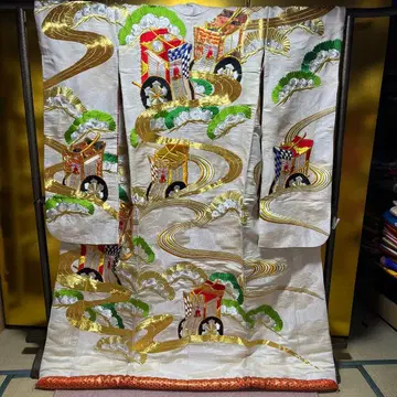 우치카케 색상 우치카케 화이트 베이스 자수 고쇼구루마 흐르는 물