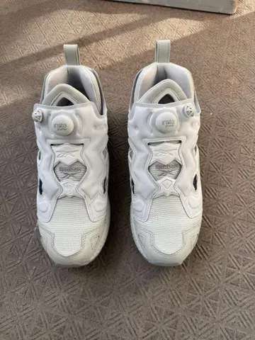 화이트 스니커즈 버튼식 핏