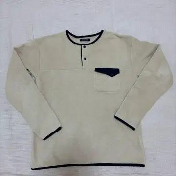 모던 디자인 버튼 포함 스웨터 크림색