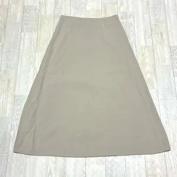 EVERYDAY I LIKE. 백 새틴 플레어 스커트 베이지 38 M