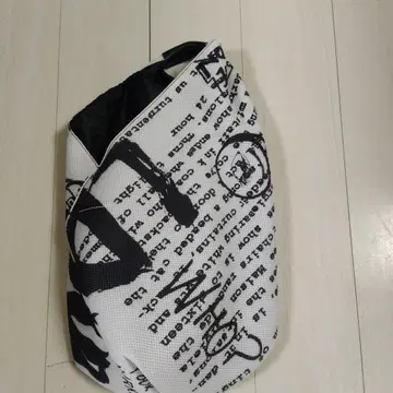 화이트/블랙 그래픽 숄더백