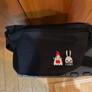 CUNE 바디백 카라아게쿤 콜라보