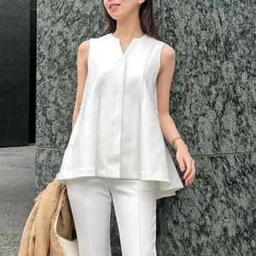 [ 새상품급 ] 턱 플레어 컷 베스트 화이트 아뉴앙스