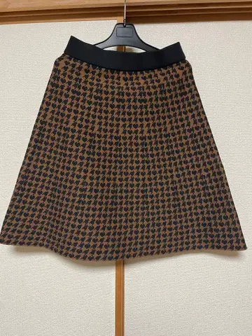 앤드러브 니트 플레어 스커트 브라운 블랙 하트 무늬