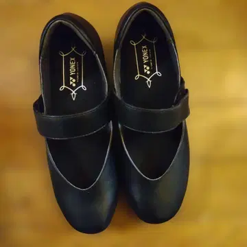 YONEX 블랙 가죽 스트랩 펌프스