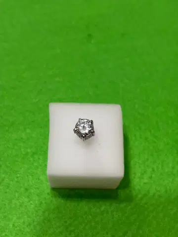 다이아풍 육각형 디자인 한쪽 귀걸이