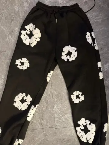 DENIMTEENS 블랙 꽃 무늬 스웨트 팬츠