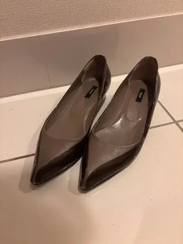 BALLY 브라운 에나멜 플랫슈즈