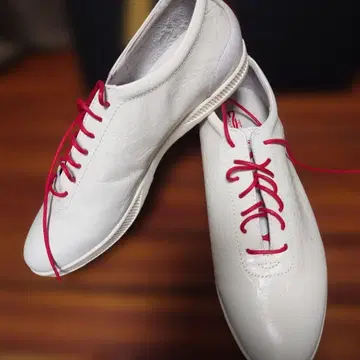 화이트 가죽 스니커즈 빨간색 신발끈