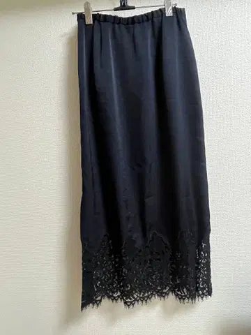 택 포함 미사용 새상품 아르페쥬 스토리 새틴 스커트 네이비 S 사이즈