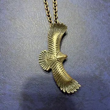 퀸치 독수리 목걸이