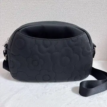 말리크와 데이지 랜덤 퀼트 숄더