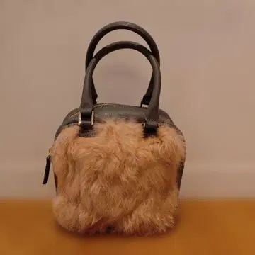 합성 피혁과 퍼의 숄더백