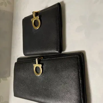 블랙 접이식 지갑과 장지갑 골드 금장 장식 포함. 두 개