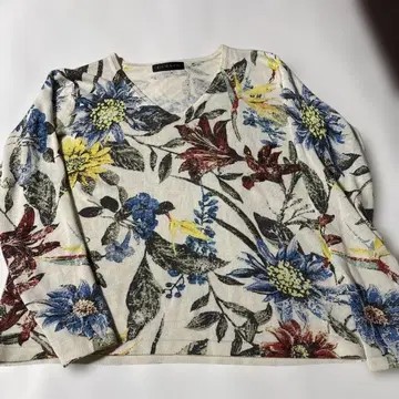 DAMA 컬렉션 V넥 니트 미사용에 가까움