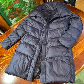 유니클로, 다운이 듬뿍 들어간 무릎 기장 코트, 사이즈 M, 네이비.