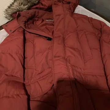 빨간색 다운 자켓 후드 부착