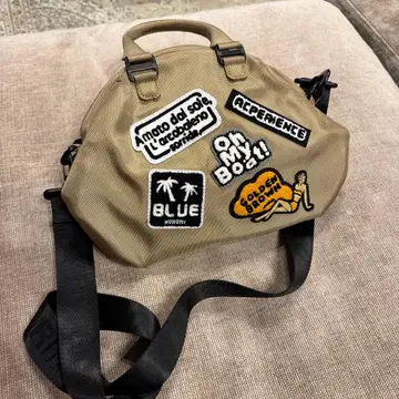 패치가 달린 베이지 숄더백