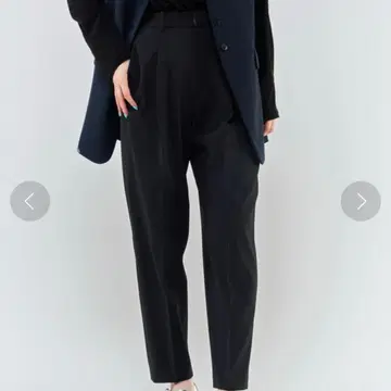 새상품급 IENA 이에나 24SS 더블 크로스 턱 테이퍼드 팬츠