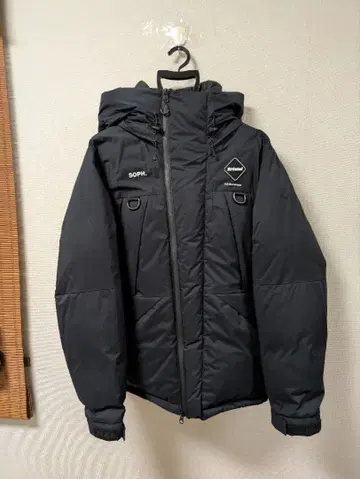 FCRB 블랙 다운 자켓 후드 부착