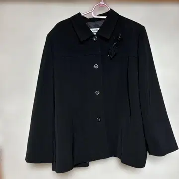 블랙 테일러드 자켓 플라워 모티브 부착