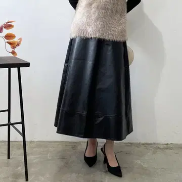 [ 2025 신상 ] 인조 가죽 세미 플레어 스커트