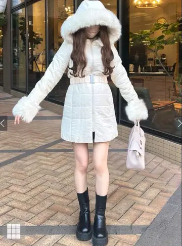 벨트 포함 퍼 다운 코트 아이보리