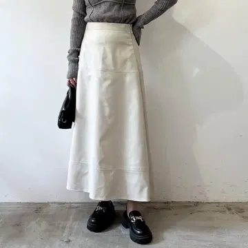 [ 2025 신상 ] 인조 가죽 세미 플레어 스커트