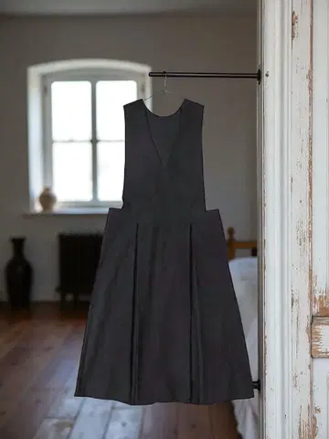 Cion 시온 코튼 V넥 오버롤 스커트 (black)