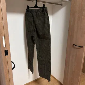 올리브 그린 체크 무늬 배기 팬츠