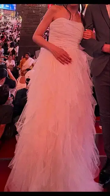 화이트 티어드 웨딩 드레스