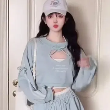 Bobon21 하트 컷아웃 발레코어 맨투맨 스카이블루 블루