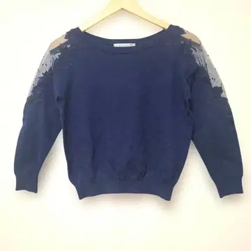 리랜드트루 시어 숄더 자수 니트 네이비