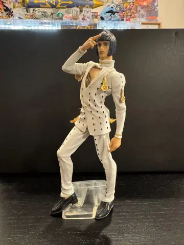 부챠라티 피규어 화이트 수트