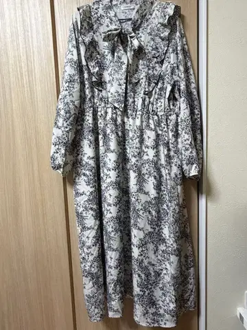 프릴 달린 보타이 꽃무늬 원피스