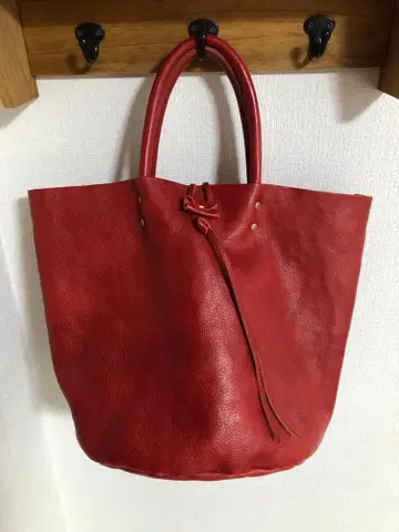 kissora 가죽 토트백 라운드 바닥