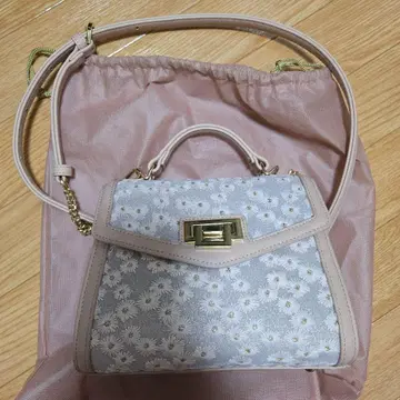 다이애나 Bouquet collection 꽃무늬 자수 숄더백