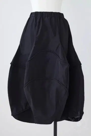 나일론 블랙 플레어 스커트