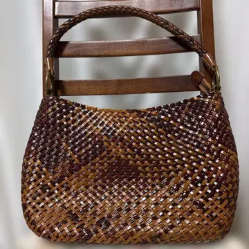 새상품급 뜨개질 가죽 느낌 백 브라운 계열 찡 장식 부착 대용량 숄더