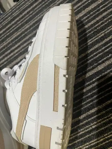 PUMA 화이트/베이지 스니커즈