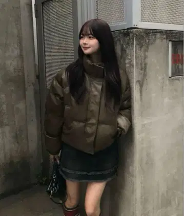 emmy 레더 터치 패디드 숏 블루종 다운 자켓 브라운