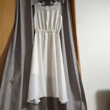 로얄 파티 화이트 쉬폰 슬리브리스 원피스