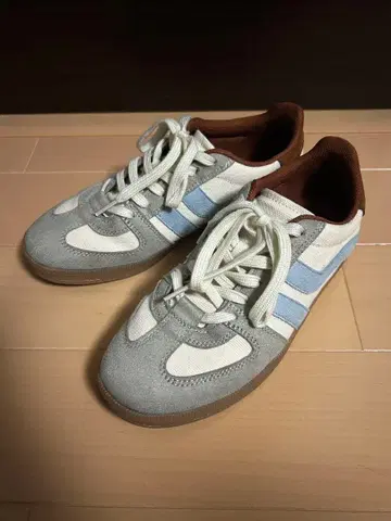 H&M 스니커즈 크림 라이트 블루 브라운