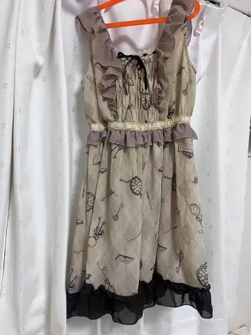 프릴이 달린 슬리브리스 무릎 기장 원피스