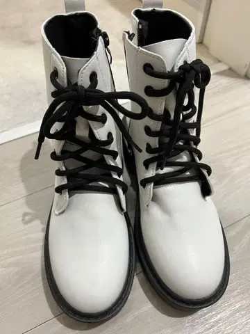 화이트 블랙 레이스업 숏부츠